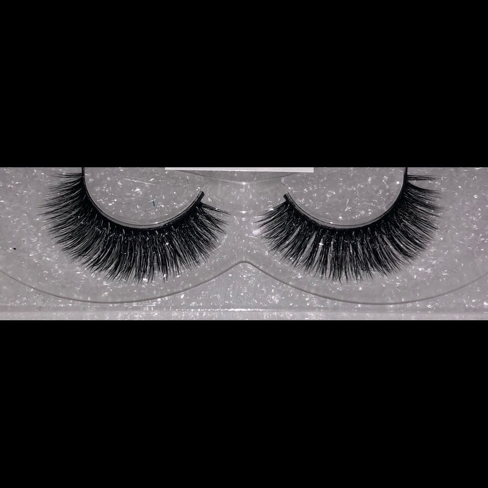 Coco Lashes - Picture 2 of 8